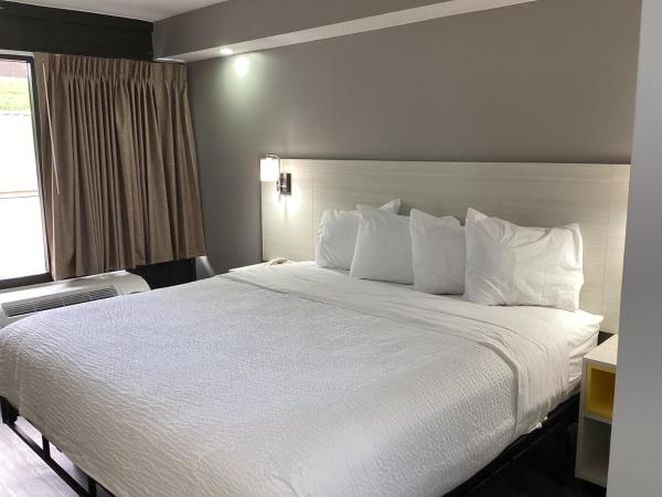 Days-Inn by Wyndham Baltimore Northwest : photo 2 de la chambre chambre lit king-size avec baignoire - adaptée aux personnes à mobilité réduite - non-fumeurs