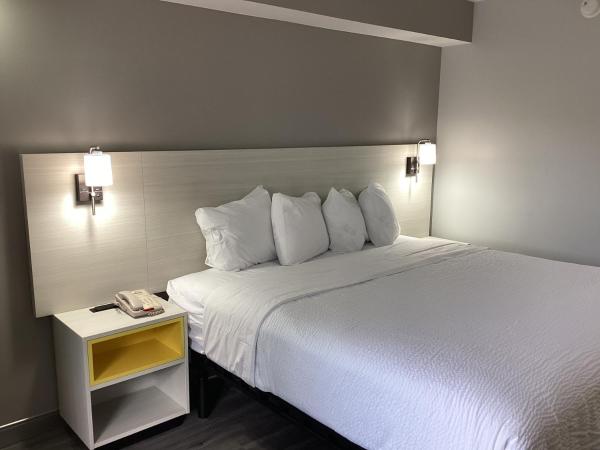 Days-Inn by Wyndham Baltimore Northwest : photo 5 de la chambre chambre lit king-size avec douche accessible en fauteuil roulant - adaptée aux personnes à mobilité réduite - non-fumeurs