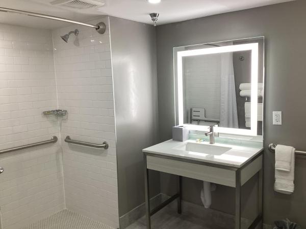 Super 8 by Wyndham Baltimore Northwest : photo 3 de la chambre king room with mobility/hearing access and roll-in shower, non-smoking