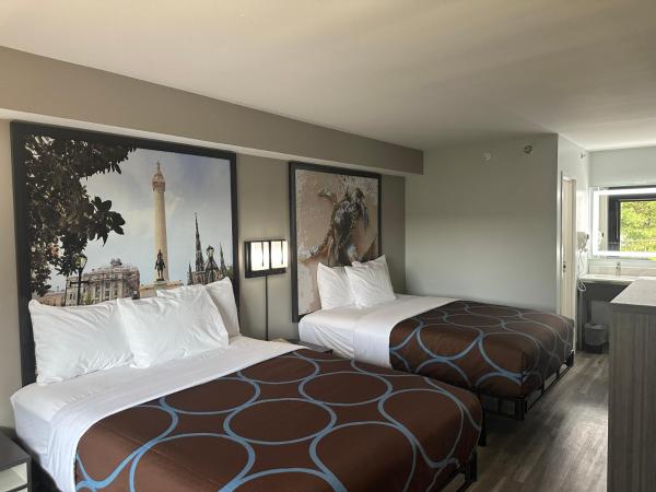 Super 8 by Wyndham Baltimore Northwest : photo 2 de la chambre double room with two double beds and bathtub - mobility/hearing accessible - non-smoking