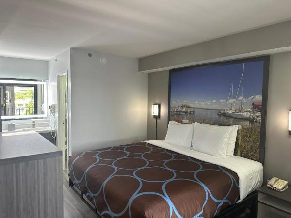 Super 8 by Wyndham Baltimore Northwest : photo 2 de la chambre king room with tub and grab bars - mobility/hearing accessible - non-smoking