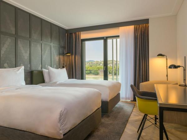 Four Points by Sheraton Budapest Danube : photo 2 de la chambre superior, guest room, 2 twins, river view, balcony