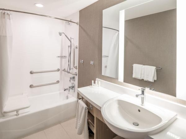 SpringHill Suites Dallas Central Expressway : photo 9 de la chambre suite lit king-size avec lit gigogne