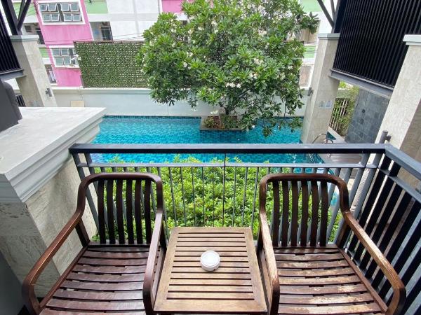 Yotaka Bangkok Hotel : photo 6 de la chambre chambre double - vue sur piscine