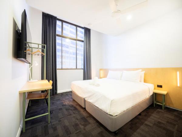 YHA Sydney Central : photo 1 de la chambre chambre lit king-size avec salle de bains privative