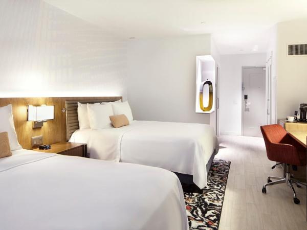 Hotel Indigo Atlanta Downtown, an IHG Hotel : photo 4 de la chambre chambre 2 lits queen-size avec douche accessible en fauteuil roulant - adaptée aux malentendants