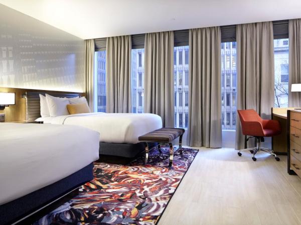 Hotel Indigo Atlanta Downtown, an IHG Hotel : photo 2 de la chambre chambre 2 lits queen-size avec douche accessible en fauteuil roulant - adaptée aux malentendants