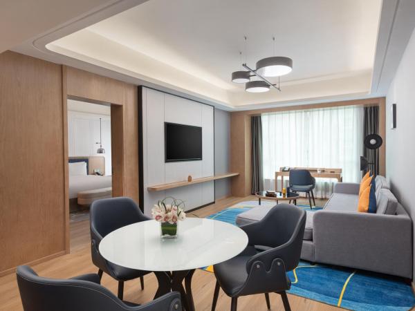 voco Guangzhou Shifu, an IHG Hotel : photo 2 de la chambre 1 king one-bedroom suite living area