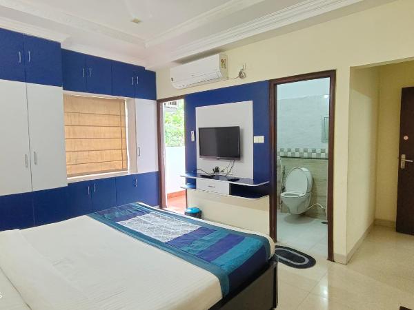 Hitech Shilparamam Guest House : photo 6 de la chambre chambre lit king-size avec balcon