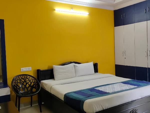 Hitech Shilparamam Guest House : photo 8 de la chambre chambre lit king-size avec balcon