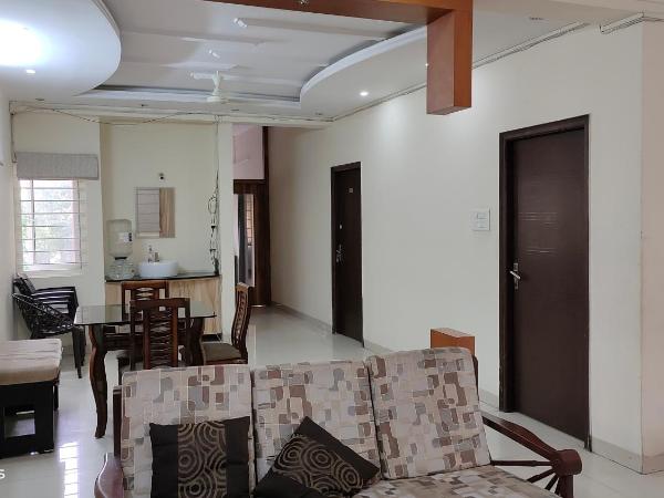 Hitech Shilparamam Guest House : photo 7 de la chambre chambre lit king-size avec balcon