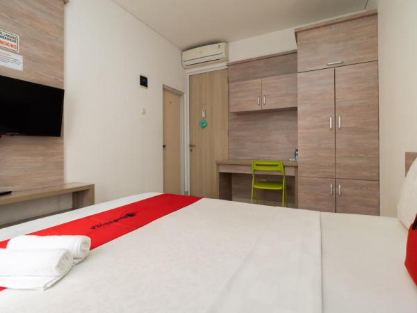 RedDoorz Syariah near Prasetya Mulya Cilandak campus : photo 4 de la chambre chambre double standard