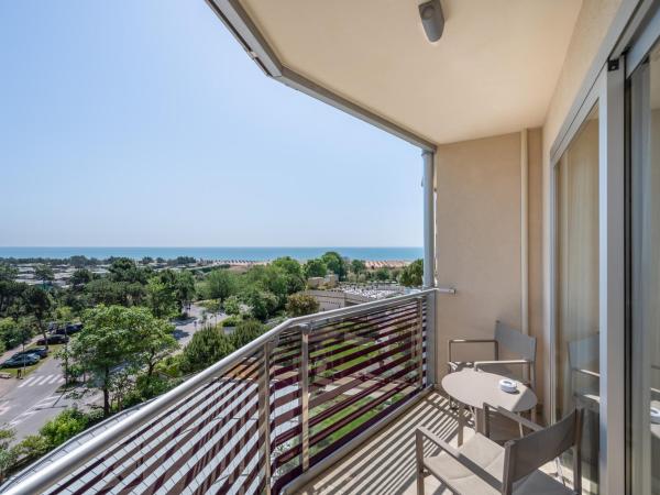 Laguna Park Hotel 4Superior : photo 2 de la chambre suite junior avec vue latérale sur la mer