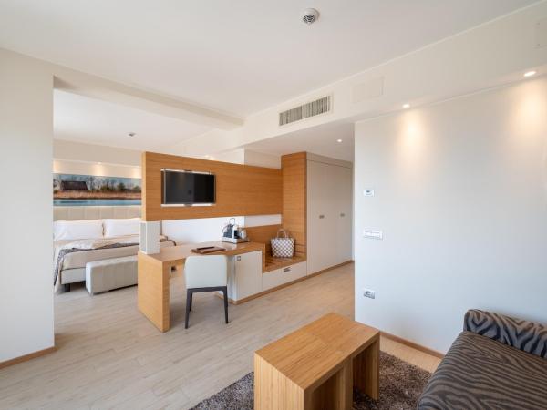 Laguna Park Hotel 4Superior : photo 7 de la chambre suite junior avec vue latérale sur la mer