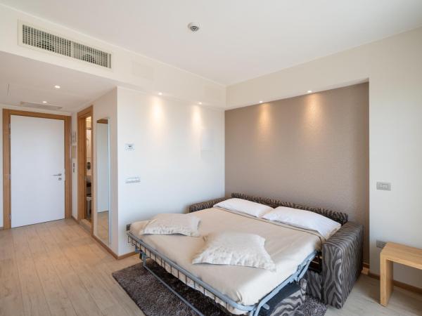 Laguna Park Hotel 4Superior : photo 5 de la chambre suite junior avec vue latérale sur la mer