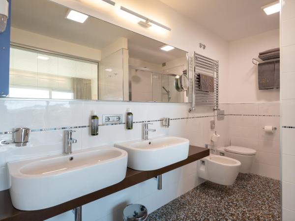 Laguna Park Hotel 4Superior : photo 6 de la chambre suite junior avec vue latérale sur la mer