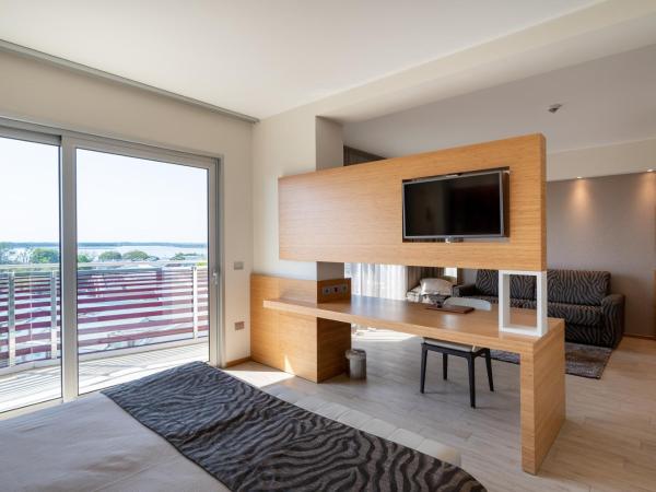 Laguna Park Hotel 4Superior : photo 8 de la chambre suite junior avec vue latérale sur la mer