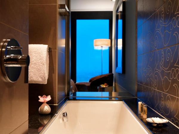 Hyatt Regency Dusseldorf : photo 4 de la chambre chambre lit king-size - vue sur port