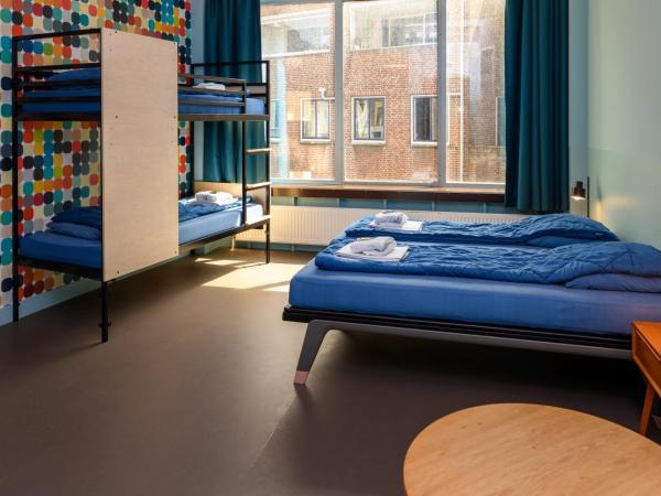 Stayokay Hostel Utrecht Centrum : photo 2 de la chambre chambre familiale quadruple avec salle de bains privative