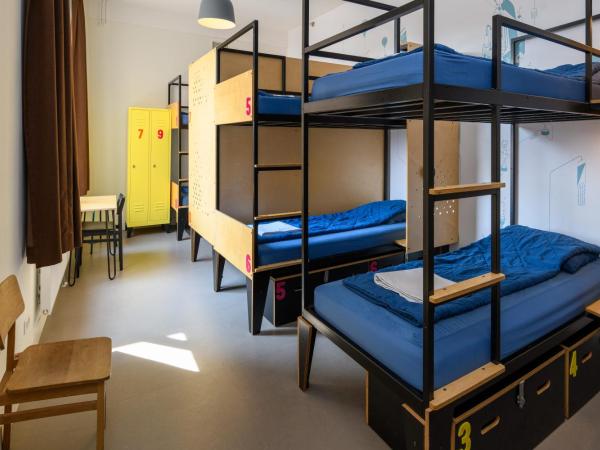 Stayokay Hostel Utrecht Centrum : photo 2 de la chambre lit dans dortoir mixte de 10 lits avec douche