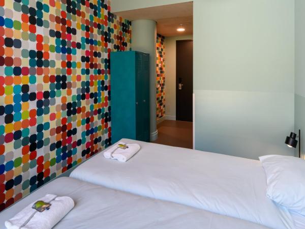 Stayokay Hostel Utrecht Centrum : photo 3 de la chambre hébergement double confort avec salle de bains privative et douche