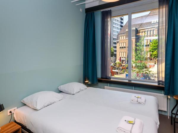 Stayokay Hostel Utrecht Centrum : photo 6 de la chambre hébergement double confort avec salle de bains privative et douche