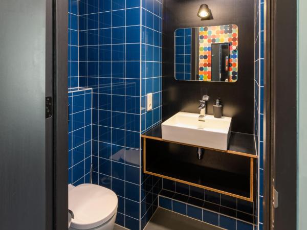 Stayokay Hostel Utrecht Centrum : photo 8 de la chambre hébergement double confort avec salle de bains privative et douche