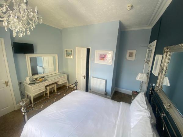 Blue Sky Guest House : photo 2 de la chambre chambre double avec salle de bains privative