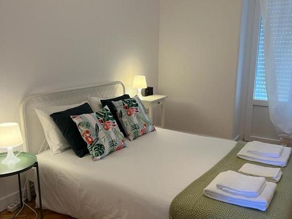 Alvalade II Airport Guest House : photo 1 de la chambre chambre double standard avec salle de bains commune