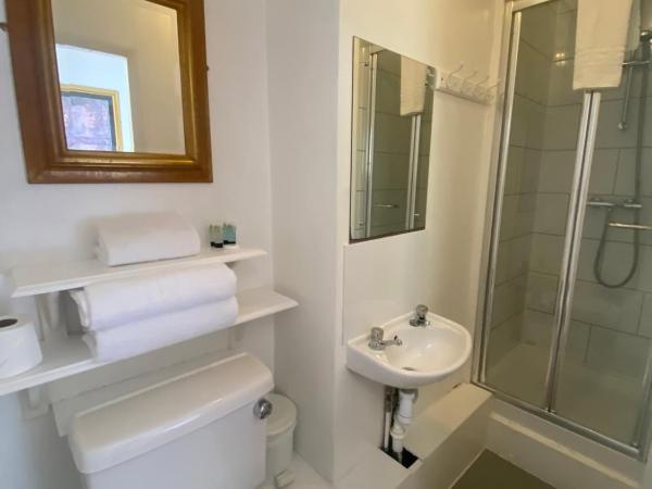 Blue Sky Guest House : photo 3 de la chambre chambre double avec salle de bains privative