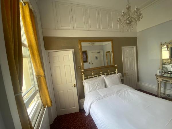 Blue Sky Guest House : photo 6 de la chambre chambre double avec salle de bains privative
