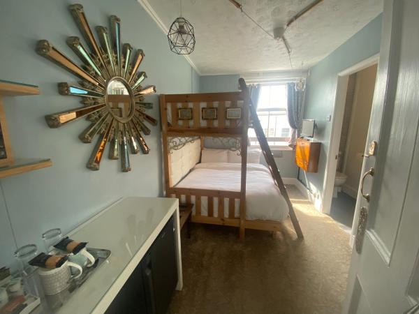 Blue Sky Guest House : photo 3 de la chambre chambre double ou lits jumeaux avec salle de bains
