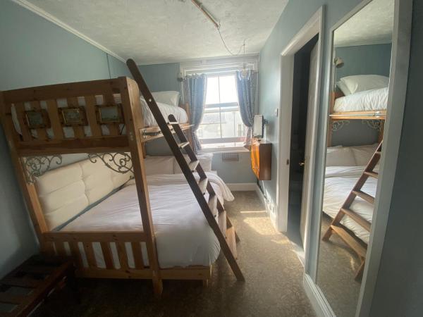 Blue Sky Guest House : photo 2 de la chambre chambre double ou lits jumeaux avec salle de bains
