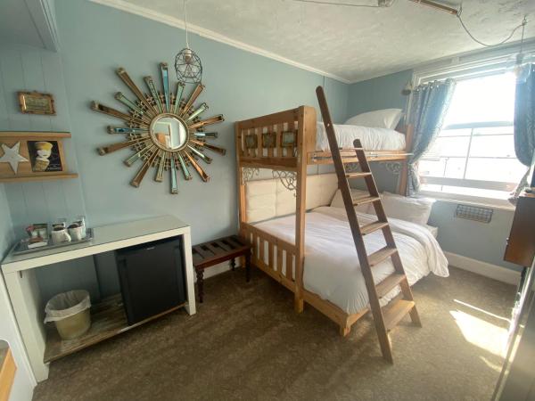 Blue Sky Guest House : photo 1 de la chambre chambre double ou lits jumeaux avec salle de bains