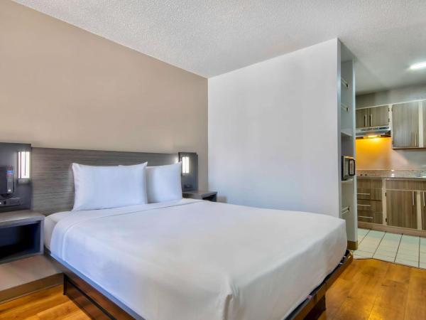 Studio 6-Austin, TX - Midtown : photo 1 de la chambre chambre lit queen-size - non-fumeurs