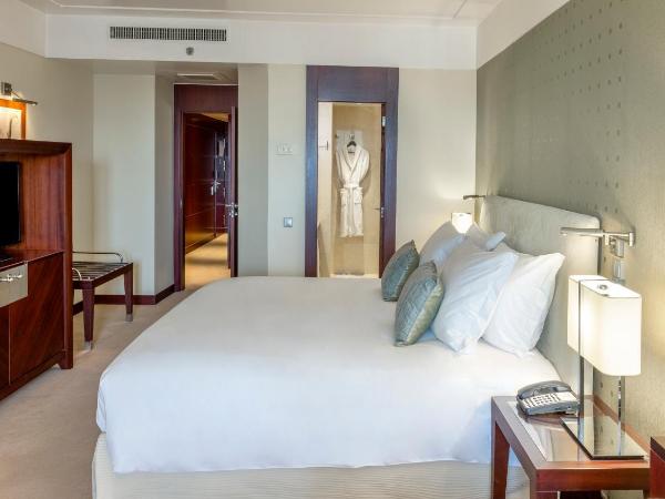 Crowne Plaza Porto, an IHG Hotel : photo 2 de la chambre suite lit king-size junior - vue sur ville - Étage supérieur