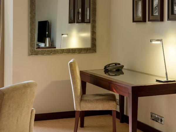 Crowne Plaza Porto, an IHG Hotel : photo 1 de la chambre suite junior lit king-size - vue sur ville