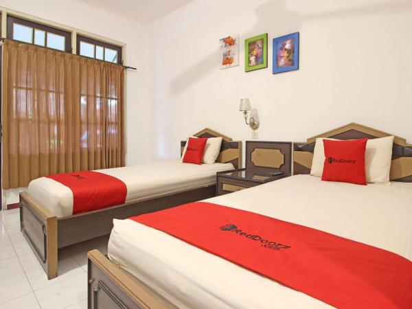 RedDoorz near Pojok Beteng Prawirotaman : photo 1 de la chambre chambre lits jumeaux