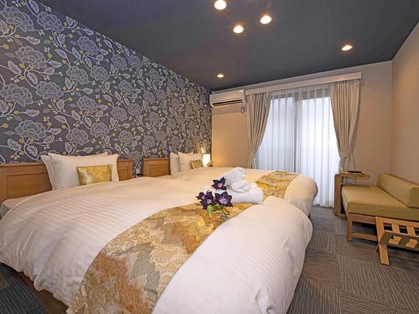 Stay SAKURA Kyoto Nijo Seasons : photo 1 de la chambre chambre lits jumeaux standard avec canapé
