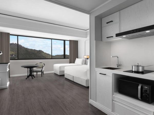 Courtyard by Marriott Phuket Town : photo 1 de la chambre chambre familiale - vue sur ville 