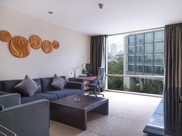 InterContinental Qingdao, an IHG Hotel - Inside the Olympic Sailing Center : photo 3 de la chambre suite junior lit king-size - vue sur ville