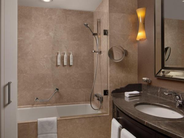 Istanbul Marriott Hotel Pendik : photo 5 de la chambre chambre lit king-size deluxe - vue sur ville