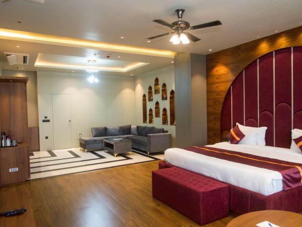 Raghu Mahal Hotel : photo 1 de la chambre suite lit king-size