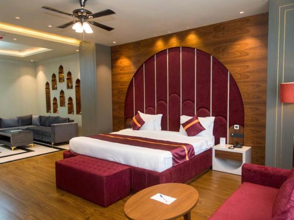 Raghu Mahal Hotel : photo 5 de la chambre suite lit king-size