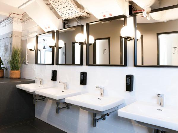 Generator Berlin Mitte : photo 7 de la chambre capsule avec salle de bains commune