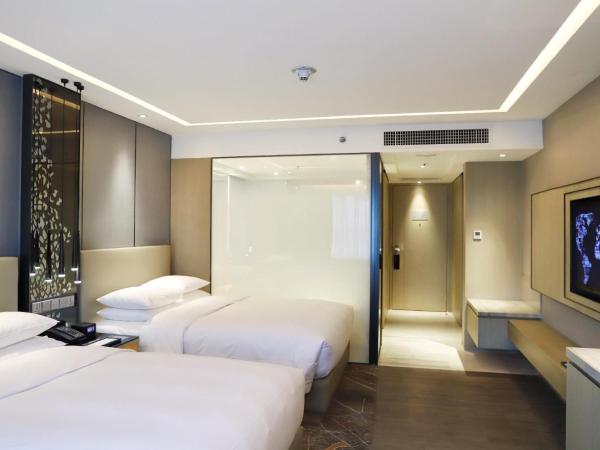 Renaissance Shenzhen Luohu Hotel : photo 2 de la chambre chambre double avec 2 lits doubles - accès au salon exécutif 