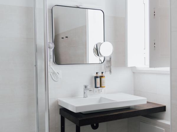 Dear Faro - Guest House : photo 7 de la chambre chambre double ou lits jumeaux avec salle de bains commune