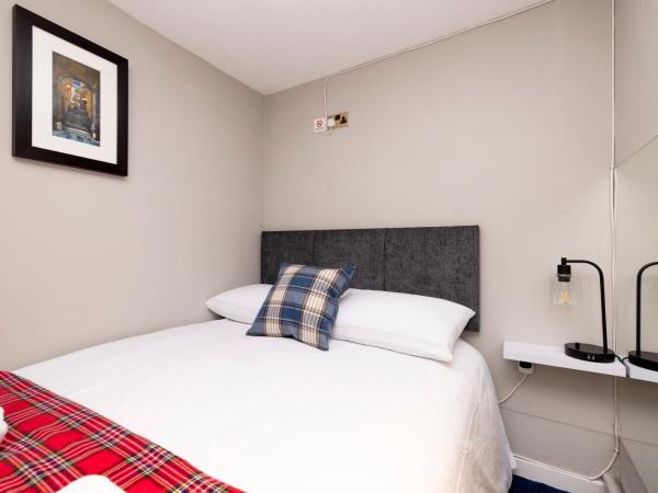 New Town Rooms - Basement Hostel : photo 3 de la chambre double room with shower with no window
