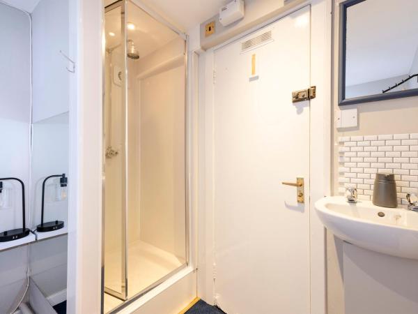 New Town Rooms - Basement Hostel : photo 6 de la chambre double room with shower with no window