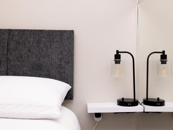 New Town Rooms - Basement Hostel : photo 4 de la chambre double room with shower with no window